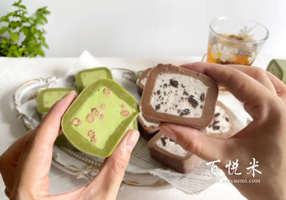 不用烤箱的夏日甜品王，兩種口味的奶酪小方，糯嘰嘰，冰涼香濃